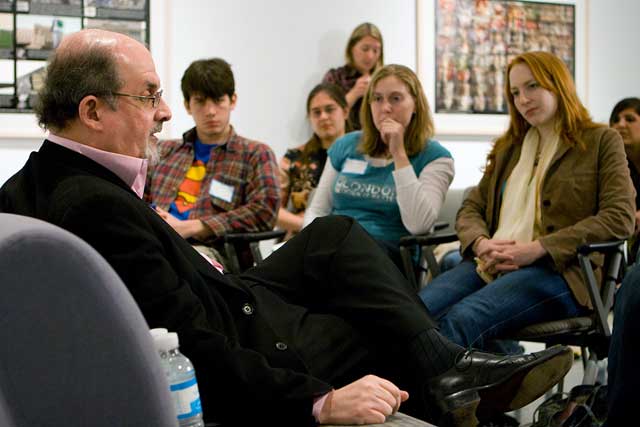 سر احمد سلمان رشدی مرد بلند آواز فرهنگ و ادب انگلیس در نشستی با دانشجویان دانشگاه امروی