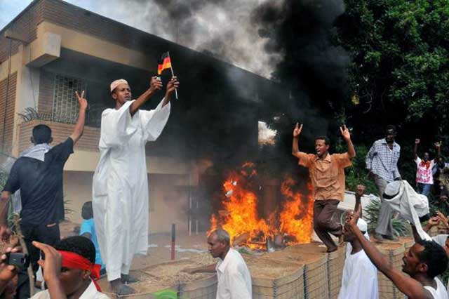 لشکر اسلام صلح و آشتی در سودان سفارت آلمان را به آتش کشید.