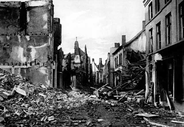 شهر نورنبرگ آلمان پس از جنگ دوم جهانی که به ویرانه تبدیل شده- این ویرانی را اگر ما تجربه کرده بودیم، هرگز شهر دو باره ساخته نمی شد. چنانکه هنوز خرمشهر و بم به حالت اول بر نگشته اند.
