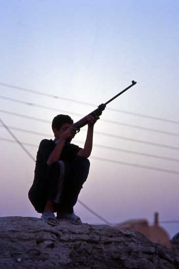 در این فرتور یک جوان ایرانی با تفنگ بادی  خود دیده می شود. این کمترین اسلحه ای است که جوانان ایرانی باید برای خود داشته باشند.