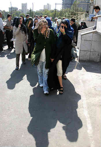 فرتور اعضای بازداشت شده یک باند قاچاق زنان در ایران را نشان می دهد. اخبار مربوط به قاچاق زنان ایرانی از سوی حکومت اسلامی همواره سانسور شده و هیچ وقت به طور کامل به گوش مردمان مان نرسیده است.