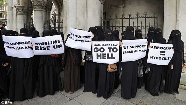 به دنبال محکومیت ابو حمزه و چند تروریست دیگر در دادگاه انگلیس و فرستادن آنان به آمریکا، این گروه از خانم های مسلمان انگلیس قانون انسانی را مطرود می دانند و از مسلمانان می خواهند که قیام کنند.