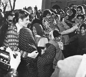 شهبانو فرح پهلوی با دیدارهای خود از مردم محروم نواحی مختلف کشور، تا اندازه ای می توانست بر زخم آنان مرحم گذارد و بدانان آرامش بخشد.