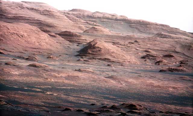 این تصویری است که از فراز و نشیب سطح کره سرخ رنگ مریخ گرفته شده. کره ای که امکان وجود آب در لایه های آن زیاد است.  