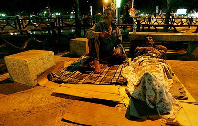 این جا میدان تجریش است. شمار زیادی از مردم پایتخت دیگر نمی توانند اجاره های سرسام آور را بپردازند. بنابراین، به ناچار در خیابان ها و میدان ها می خوابند.