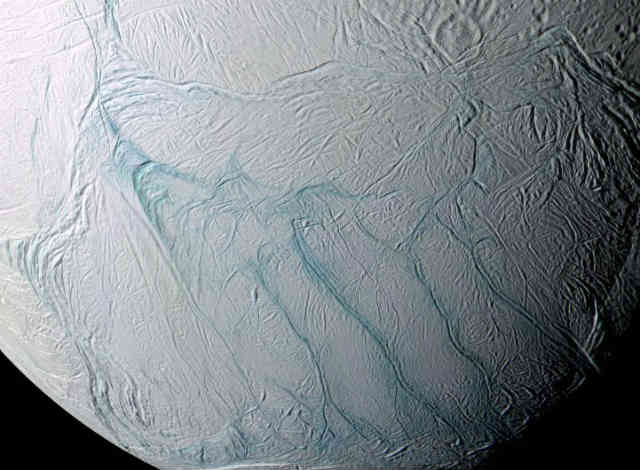 فرتور سطح ماهِ انسلادوس را نشان می دهد که در سال 2006 عکس برداری شده است. به راستی که دنیایِ ستارگان و کهکشان ها، جهانی زیبا و سراسر شگفتی است.