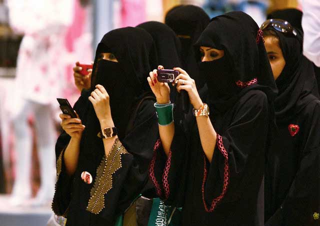 این اسلام است که زنان در عربستان را به صورت کیسه گونی های سیاه رنگ در آورده است.