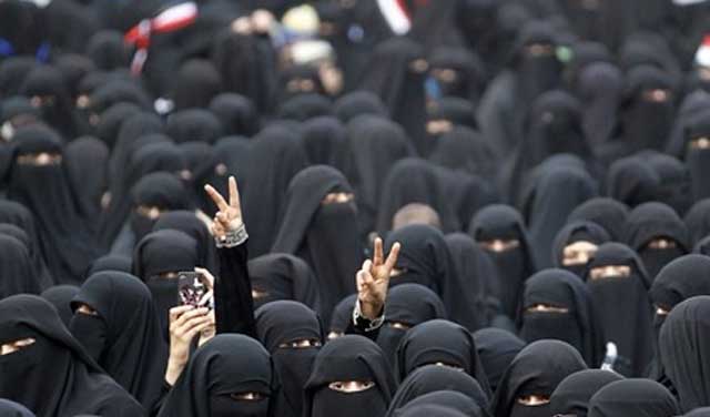 اینهم وضعیت زنان در یمن گرفتار طلسم اسلامی اند که این چنین همگی به کلاغ سیاه تبدیل شده اند.
