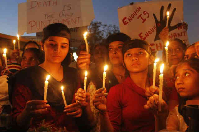 فرتور مردمان شریف هند را در حالِ سوگواری و افروختن شمع به یاد دختر جوانی نشان می دهد که مورد تجاوز قرار گرفت و کشته شد.