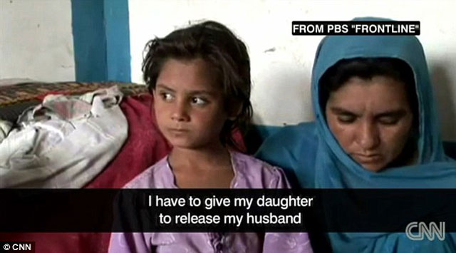 مادر افغانی که از دخترک ۶ ساله خود مواظبت می کند و او را به قاچاقچی ها تسلیم نمی کند.
