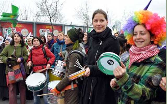 زنان ترکیه در دفاع از حقوقشان به اعتراض و تظاهرات پرداختند.