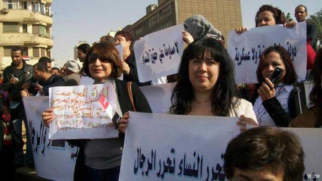 زنان شجاع و برومند مصر لحظه های از چالش خود با رژیم اسلامی زن ستیز غافل نمی مانند.