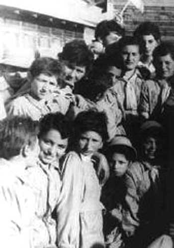 این ها کودکان لهستانی هستند که بسیاری همراه خانواده خود برای فرار از دست آلمان نازی در دوران جنگ دوم جهانی به ایران پناهنده شدند، آنان مورد توجه، دوستی، و محبت ایرانیان قرار گرفتند، و به نام کودکان ایران شهرت یافتند. رفتار مردم و حکومت در برابر بیگانگان میهمان در کشورمان در گذشته ببینید، و رفتار وحشیانه و جنایت بار رژیم کنونی در اسارت بیگانگان، و یا رفتار ناهنجار مردم با این زندانیان در بند، و یا کودکان افغانی در کشورمان ببینید که از انسانیت به دور است.