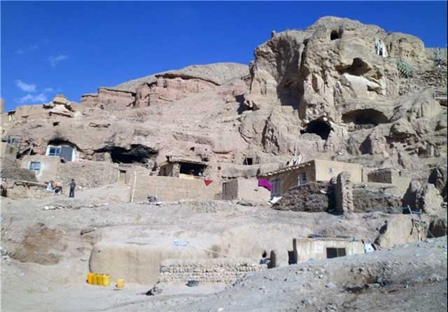 این زندگی غارنشینی و یا دخمه نشینی در جایی از افغانستان نزدیک به جایگاه پیشین تندیس بودا است.