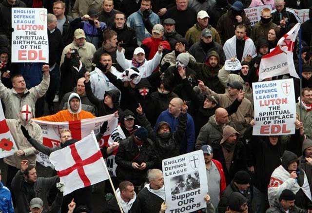 این گروه تظاهر کنندگان ازحزب دست راستی انگلیس هستند که به دنبال کسترش نیروی خود و به دست آوردن طرفداران بیشتری هستند.