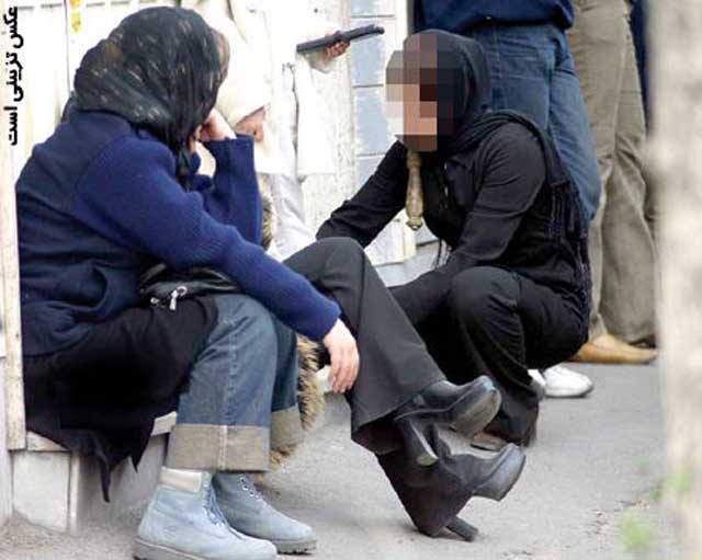 دو دختر جوان از گچساران که آواره کوچه و خیابانند و روی بازگشت به خانواده خرافاتی و بی مسئولیت خود ندارند. به راستی این غم بزرگی است که بر سینه هر ایرانی باشرف سنگینی می کند.