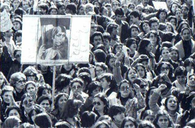 بانوان بزرگوار ایرانی، در سال ۱۳۵۷، پس از پی بردن به برنامه های پلید و شوم زن ستیزی خمینی، به تظاهرات برخاستند، ولی چون همراهی نشدند، و تنها در اقلیت میان زنان بی تفاوت ایران قرار گرفتند، بدبختانه به جایی نرسید