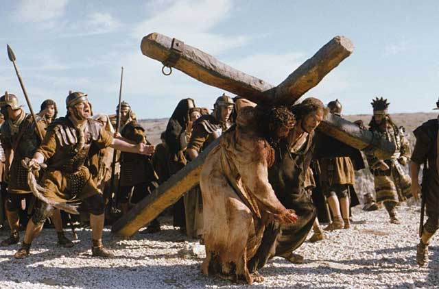 عیسی مسیح به دستور رومیان، صلیب خود را به سختی می کشاند تا به نقطه کشتن خود برسد.