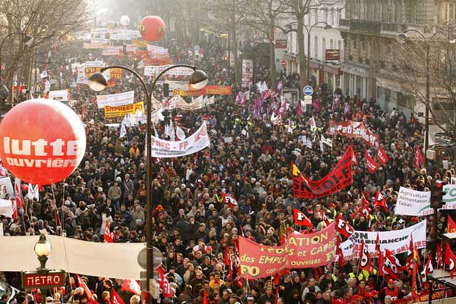 این یک تظاهرات کارگری علیه دولت در بروکسل پایتخت بلژیک در سال ۲۰۱۰ است. به خوبی می بینیم که همه گروهها از هرطبقه در این جنبش همگانی شرکت کرده اند. آیا ما لیاقت و جلوزه آن را نداریم که از آنان یاد بگیریم؟!.