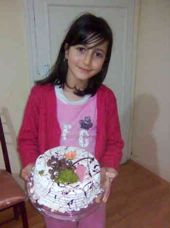 این دختر بچه 10 ساله به دلیل مشکلات عصبی پدر پناهجویش در ترکیه، به قتل رسیده است! چه باید کرد؟ چه کسی به داد این بینوایان می رسد؟