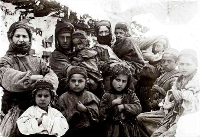 در این فرتور زنان و کودکان بی پناه ارمنی را مشاهده می کنید که از فرط گرسنگی و تشنگی که ترکان بدان ها اجبار کردند، جان دادند و به شکل دردناکی کشته شدند.