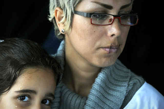 فرتور خانم ماندانا دانشنیا را به همراه فرزند خردسالش و در حال اعتصاب غذا در یونان نشان می دهد، بسیاری از مادران و بانوان و کودکان ایرانی، آواره کشورهای بیگانه گشته اند.