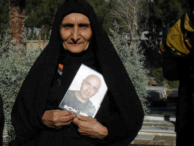 تنها شرف و انسانیت لازم است تا برای همدردی با مادر زنده یاد ستار بهشتی و هزاران مادر داغدار دیگر، در نمایش انتخاباتی رژیم شرکت نکرد.
