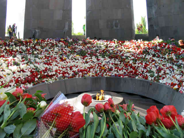 فرتور صحنه ای غم انگیز از یادآوری  جنایت شوم ترکان، به دست ارمنیان را نشان می دهد.