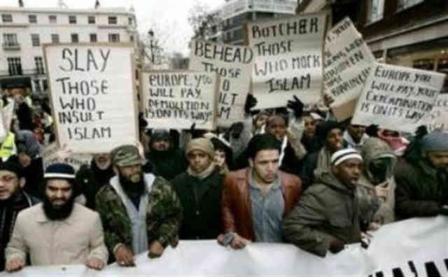 اسلام دین صلح و دوستی؟! رویِ پلاکاردها نوشته شده است: کسانی که به اسلام توهین می کنند را تکه تکه کنید!