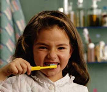 به کودکان باید آموزش داد تا دست کم هرشب پیش از خواب، دندان های خود را مسواک زنند.