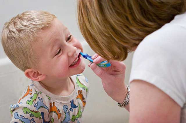 شستشوی دندان نوزادان ضروری است. این برما است که دست کم هرشب دندان نونهالان را مسواک بزنیم.