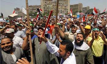 محمد مرسی هم مانند علی خامنه ای و یا حاکم ترکیه، گروهی لات، آدم کش و چاقو کش به گرد خود جمع می کنند تا از آدم کشی و دیکتاتوری آنان دفاع کننس. این فرتور آدم کشان محمد مرسی قلدر اسلامی مصر را نشان می دهد.