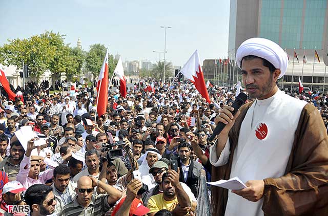 آخوندکی در بحرین که احتمالن فرستاده رژیم اسلامی است، مردم را علیه حکومت آنجا تحریک میکند. گرچه حکومت بحرین هم دموکراسی و مردمی نیست ولی هزاران شرف دارد به رژیم جهنمی اسلامی که خون مردم را توی شیشه کرده و غارتگر است.