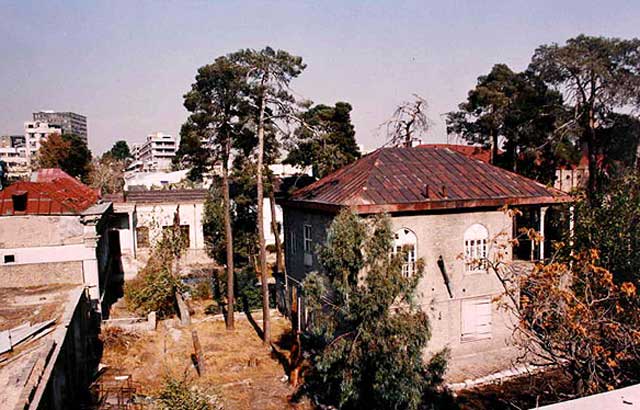 منظره ای از بالای ساختمان و خانه دائی جان ناپلئون است که زیر چوب حراج و تخریب سودجویان رژیم ویرانگر قرار گرفته است.