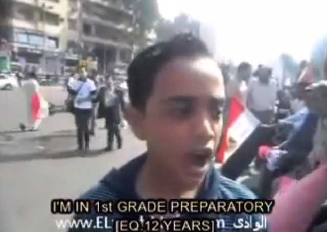 کودک ۱۲ ساله مصری از دموکراسی و آزادی همه گروهها، به ویژه زنان، و در رد قانون ارتجاعی کشور خود صحبت می کند. شما کمتر می توانید چنین نبوغ و استعدادی را در جامعه آخوند زده و خردباخته ما پیداکنید.