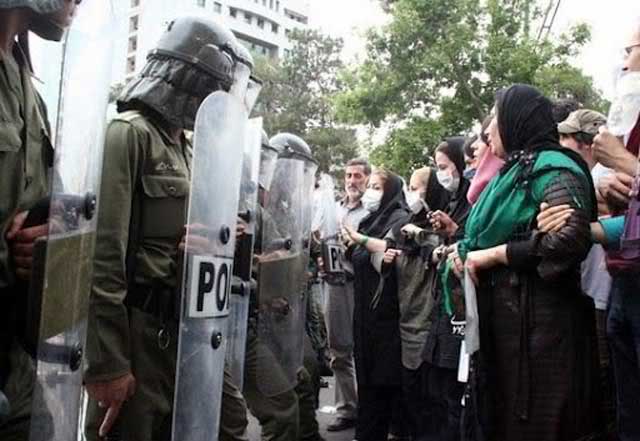 مزدوران و فرومایگان رژیم، با توپ و تفنگ در برابر زنان بی دفاعی که به دنبال حقوق پایمال شده خودند، ایستاده و آماده کشتن آنانند.