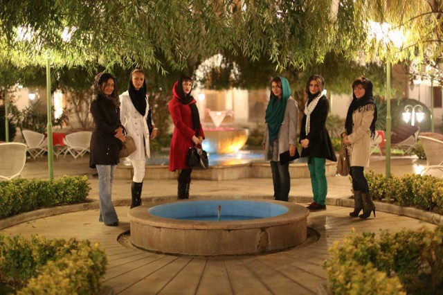 تنها مایه دلخوشی و سرگرمی بانوان، به ویژه دختران جوان ایران، دیدار از آثار باقیمانده باستانی، و یا رفتن دسته جمعی به رستوران های سنتی است.