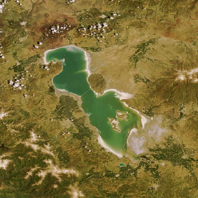 این تصویر که از بالا از دریاچه ارومیه گرفته شده، نشان می دهد وجود این دریاچه بخش بزرگ و عظیمی از کشورمان را سر سبز و خرم و با رطوبت ساخته که هم اکنون همه این بخش بزرگ به بیابانی خشک و سوزان تبدیل خواهد شد.