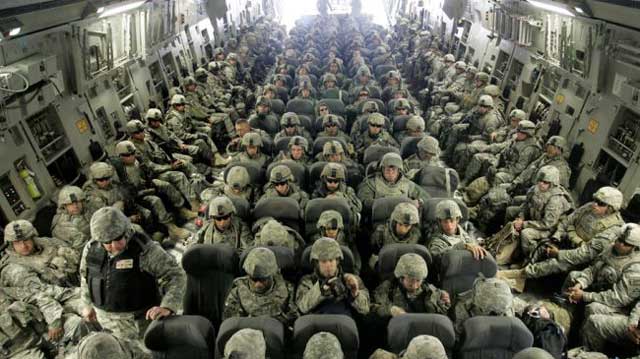 این فرتور ۱۵ هزار سرباز آمریکایی را در سال ۲۰۰۳ میلادی در کنار کویت برای دفاع از مناطق نفتی نشان می دهد. بیگمان، نفت خاورمیانه به کشورهای غربی تعلق دارد و آنان در حفظ و نگهداری آن  همواره در تلاشند.