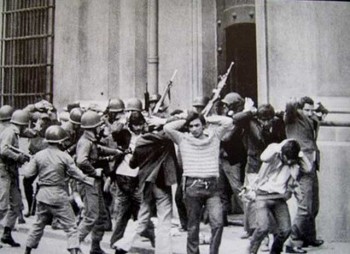 کودتای نظامی در شیلی در  ۱۱ سپتامبر ۱۹۷۳، انجام گرفت که پیامد آنکشته شدن بیش از ۳۰۰۰ نفر و دستگیر و ناپدید شدنگروه بیشمار دیگر.