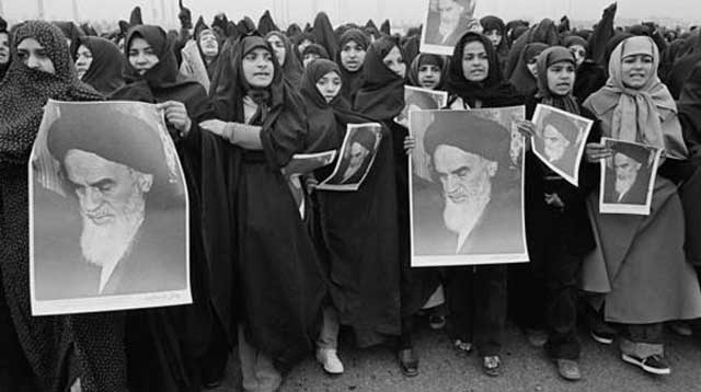 زنان ایرانی بزرگترین سهم و یا می توان گفت بزرگترین خیانت را در برپایی این رژیم و مشروعیت دادن بدان در این ۳۵ ساله داشته اند. بی تردید اگر زنان در انتخابات این رژیم شرکت نمی کردند، رژیم هرگز نمی توانست دوام بیاورد و ان چینن به جنایت و غارتگری پردازد.