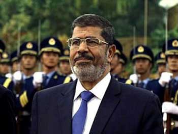 محمد مرسی از گروه اسلامی اخوان المسلمین که مصر را در یکسال گذشته با تمامیت خواهی خود به بیراهه برد و اکنون نیز با تحریکات و جبهه گیری در برابر ۳۳ میلیون مخالفین خود باعث کشت و کشتار گروه زیادی از مردم شده است.