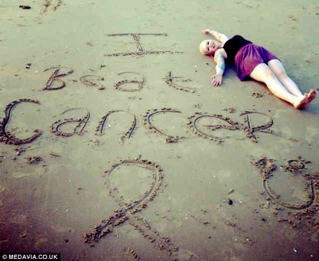 این خانم جوان 22 ساله، به کمک پیام های دلگرم کننده دوستانش در فیسبوک، توانست سرطان را از پای در آورد.  سیروس پارسا