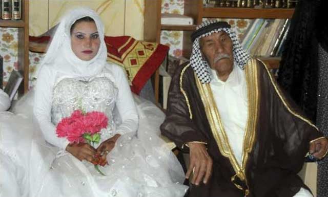 اینهم ازدواج پیرمرد ۹۲ ساله با دختر ۲۲ ساله عراقی. واقعن چه زوج کاملی؟ به راستی این مرد فرار کرده از گور، سنت پیامبر خود را اجراء کرده و قانون ضد انسانی و زن ستیزی اسلام را پیاده کرده است.