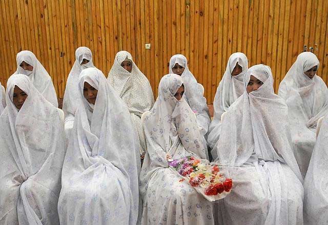 اینهم ازدواج کیلویی دیگر در هرات افغانستان که بیشتر دختران سن کمتر از ۱۸ سال دارند. هزینه برگزاری و تشریفات و خرج های بعدی این ازدواجها  با حاتم بخشی رژیم اسلامی و از جیب ملت دربند ایران است.