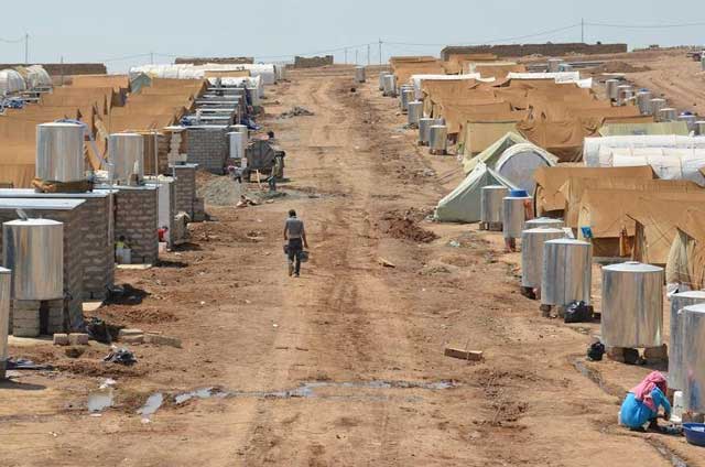 این اتوبان و یا خیابان جدید نیست. این کمپ پناهندگان سوری است که برای هرچند خانواده منبع آبی ساخته اند تا آوارگان به زندگی دردآور خود بسوزند و بسازند. اینها نتیجه همکاری خامنه ای و بشار اسد از خط های قرمز گوناگون اوباما است.