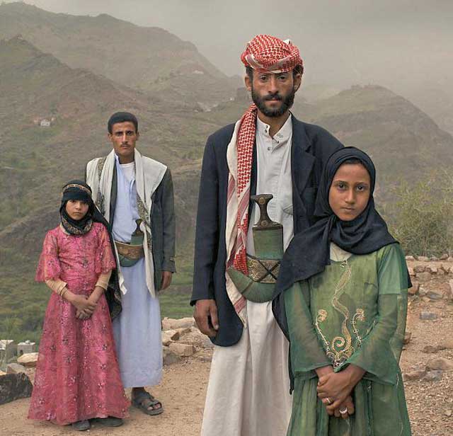 دو نمونه از ازدواج با کودکان در افغانستان و پاکستان  با قانون شریعت و زیر پرچم آخوند. در این جا در سمت راست ازدواج مرد ۴۰ سال با دختر ۱۱ ساله  را به خوبی نشان می دهد.