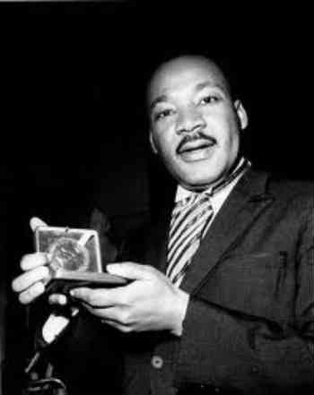مارتین لوتر کینگ جوان ترین فردی است که تا کنون جایزه صلح نوبل را برده است.  _ سیروس پارسا _