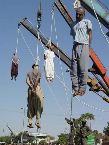 در این جا شماری انسان بی زبان و بدون هیچگونه حامی و پشتیبانی اعم از ایرانی و افغانی به اتهام قاچاق اعدام می کنند، در حالی که ایران خود بزرگترین مرکز قاچاق و نگهداری مواد مخدر در جهان است.