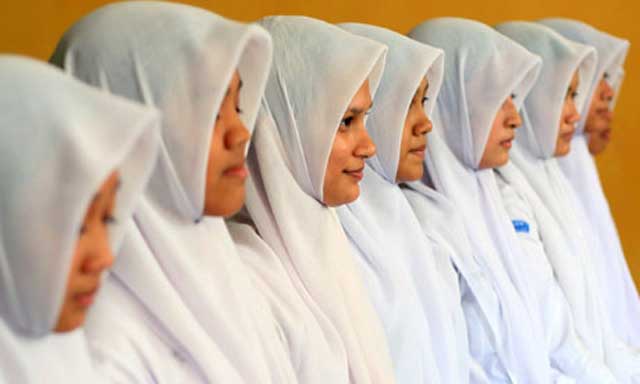دختران اندونزی بین ۱۶ و ۱۹ سال، برای نشان دادن عفت و پاکدامنی خود باید هرساله پلمب بودن و داشتن پرده بکارت خود را ثابت کنند تا به عنوان هرزه و فاسد معرفی نشوند.